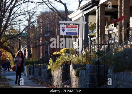 Washington, DC, USA. 12th Dez 2021. Am 12. Dezember 2021 wird in Washington, DC, den Vereinigten Staaten ein Haus zum Verkauf angeboten. Das jährliche Preiswachstum in den USA blieb im Oktober mit 18 Prozent stark, dem höchsten Wert, der in der 45-jährigen Geschichte des Index verzeichnet wurde, so der CoreLogic Home Price Index. Kredit: Ting Shen/Xinhua/Alamy Live Nachrichten Stockfoto