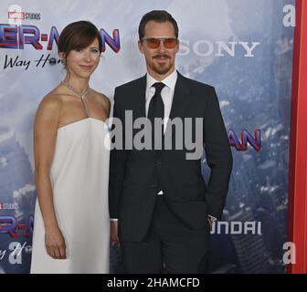 Los Angeles, Usa. 14th Dez 2021. Das Darstellermitglied Benedict Cumberbatch und seine Frau Sophie Hunter nehmen am Montag, den 13. Dezember 2021, an der Premiere des Science-Fiction-Films „Spider-man: No Way Home“ im Regency Village Theatre in der Westwood-Sektion von Los Angeles Teil. Storyline: Nachdem die Identität von Spider-man nun aufgedeckt wurde, bittet Peter Doctor Strange um Hilfe. Wenn ein Zauber schief geht, tauchen gefährliche Feinde aus anderen Welten auf und zwingen Peter zu entdecken, was es wirklich bedeutet, Spider-man zu sein. Foto von Jim Ruymen/UPI Credit: UPI/Alamy Live News Stockfoto