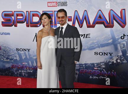 Los Angeles, Usa. 14th Dez 2021. Das Darstellermitglied Benedict Cumberbatch und seine Frau Sophie Hunter nehmen am Montag, den 13. Dezember 2021, an der Premiere des Science-Fiction-Films „Spider-man: No Way Home“ im Regency Village Theatre in der Westwood-Sektion von Los Angeles Teil. Storyline: Nachdem die Identität von Spider-man nun aufgedeckt wurde, bittet Peter Doctor Strange um Hilfe. Wenn ein Zauber schief geht, tauchen gefährliche Feinde aus anderen Welten auf und zwingen Peter zu entdecken, was es wirklich bedeutet, Spider-man zu sein. Foto von Jim Ruymen/UPI Credit: UPI/Alamy Live News Stockfoto