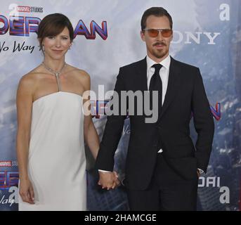 Los Angeles, Usa. 14th Dez 2021. Das Darstellermitglied Benedict Cumberbatch und seine Frau Sophie Hunter nehmen am Montag, den 13. Dezember 2021, an der Premiere des Science-Fiction-Films „Spider-man: No Way Home“ im Regency Village Theatre in der Westwood-Sektion von Los Angeles Teil. Storyline: Nachdem die Identität von Spider-man nun aufgedeckt wurde, bittet Peter Doctor Strange um Hilfe. Wenn ein Zauber schief geht, tauchen gefährliche Feinde aus anderen Welten auf und zwingen Peter zu entdecken, was es wirklich bedeutet, Spider-man zu sein. Foto von Jim Ruymen/UPI Credit: UPI/Alamy Live News Stockfoto