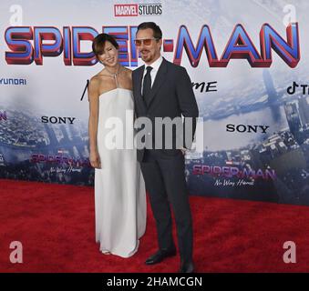 Los Angeles, Usa. 14th Dez 2021. Das Darstellermitglied Benedict Cumberbatch und seine Frau Sophie Hunter nehmen am Montag, den 13. Dezember 2021, an der Premiere des Science-Fiction-Films „Spider-man: No Way Home“ im Regency Village Theatre in der Westwood-Sektion von Los Angeles Teil. Storyline: Nachdem die Identität von Spider-man nun aufgedeckt wurde, bittet Peter Doctor Strange um Hilfe. Wenn ein Zauber schief geht, tauchen gefährliche Feinde aus anderen Welten auf und zwingen Peter zu entdecken, was es wirklich bedeutet, Spider-man zu sein. Foto von Jim Ruymen/UPI Credit: UPI/Alamy Live News Stockfoto