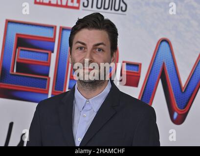 Los Angeles, Usa. 14th Dez 2021. Regisseur Jon Watts nimmt an der Premiere des Science-Fiction-Films „Spider-man: No Way Home“ im Regency Village Theatre in der Westwood-Sektion von Los Angeles am Montag, den 13. Dezember 2021 Teil. Storyline: Nachdem die Identität von Spider-man nun aufgedeckt wurde, bittet Peter Doctor Strange um Hilfe. Wenn ein Zauber schief geht, tauchen gefährliche Feinde aus anderen Welten auf und zwingen Peter zu entdecken, was es wirklich bedeutet, Spider-man zu sein. Foto von Jim Ruymen/UPI Credit: UPI/Alamy Live News Stockfoto