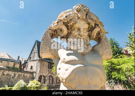 Statue von Pan (1913) im Garten des Museums 'Musée de la Céramique de Rouen' in Rouen, Frankreich Stockfoto