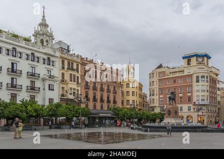 Córdoba Spanien - 09 13 2021: Blick auf den Tendillas-Platz, Plaza de las tendillas, der als Hauptplatz der Stadt gilt, klassische Gebäude, Brunnen Stockfoto