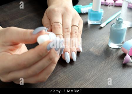 Nagelpflege auf Holztisch, Nahaufnahme Stockfoto