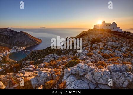 Der Tempel von Agios Simeon und Kamares Bucht, Sifnos, Kykladen Insel, Griechenland Stockfoto