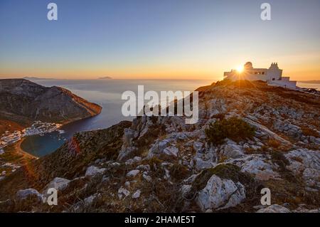 Der Tempel von Agios Simeon und Kamares Bucht, Sifnos, Kykladen Insel, Griechenland Stockfoto