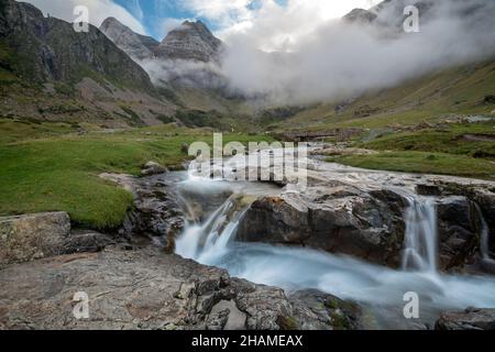 Kaskaden des Wasserfalls, der aus dem Eiszirkus in den französischen Pyrenäen fließt Stockfoto