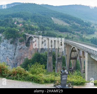 Djurdjevic-Brücke, Schlucht Des Flusses Tara, Montenegro. Luftaufnahme. Stockfoto