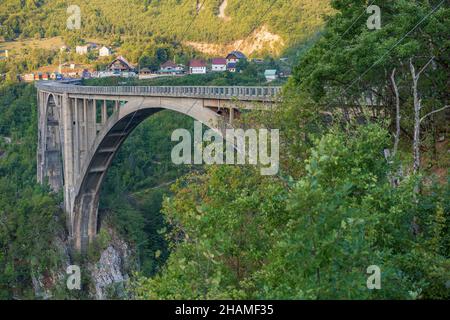 Djurdjevic-Brücke, Schlucht Des Flusses Tara, Montenegro. Luftaufnahme. Stockfoto