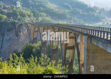 Djurdjevic-Brücke, Schlucht Des Flusses Tara, Montenegro. Luftaufnahme. Stockfoto