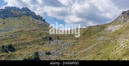 Schöner Blick auf die Umgebung des Mount Saddle im Durmitor Nationalpark in Montenegro im Herbst. Stockfoto