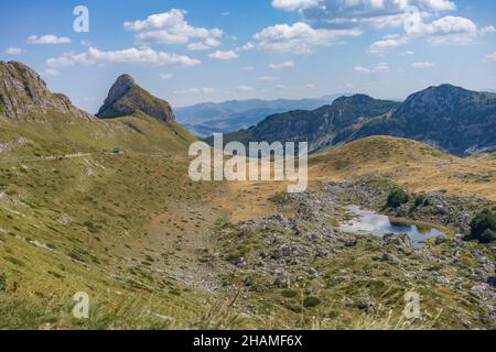 Schöner Blick auf die Umgebung des Mount Saddle im Durmitor Nationalpark in Montenegro im Herbst. Stockfoto