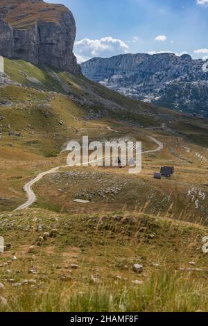 Schöner Blick auf die Umgebung des Mount Saddle im Durmitor Nationalpark in Montenegro im Herbst. Stockfoto