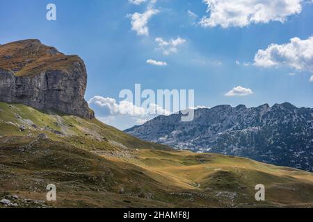 Schöner Blick auf die Umgebung des Mount Saddle im Durmitor Nationalpark in Montenegro im Herbst. Stockfoto