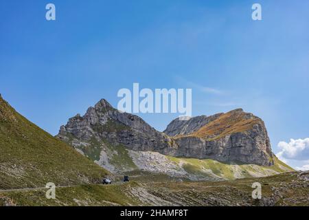 Schöner Blick auf die Umgebung des Mount Saddle im Durmitor Nationalpark in Montenegro im Herbst. Stockfoto