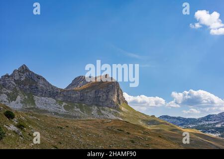 Schöner Blick auf die Umgebung des Mount Saddle im Durmitor Nationalpark in Montenegro im Herbst. Stockfoto