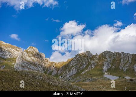 Schöner Blick auf die Umgebung des Mount Saddle im Durmitor Nationalpark in Montenegro im Herbst. Stockfoto