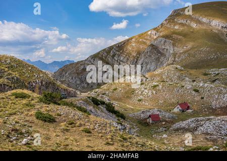 Schöner Blick auf die Umgebung des Mount Saddle im Durmitor Nationalpark in Montenegro im Herbst. Stockfoto