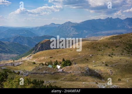 Schöner Blick auf die Umgebung des Mount Saddle im Durmitor Nationalpark in Montenegro im Herbst. Stockfoto