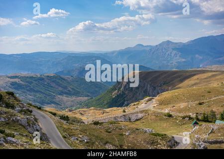 Schöner Blick auf die Umgebung des Mount Saddle im Durmitor Nationalpark in Montenegro im Herbst. Stockfoto