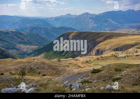 Schöner Blick auf die Umgebung des Mount Saddle im Durmitor Nationalpark in Montenegro im Herbst. Stockfoto