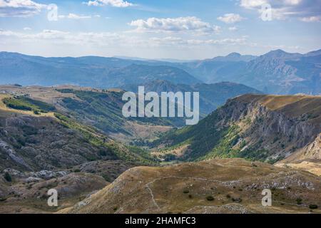 Schöner Blick auf die Umgebung des Mount Saddle im Durmitor Nationalpark in Montenegro im Herbst. Stockfoto