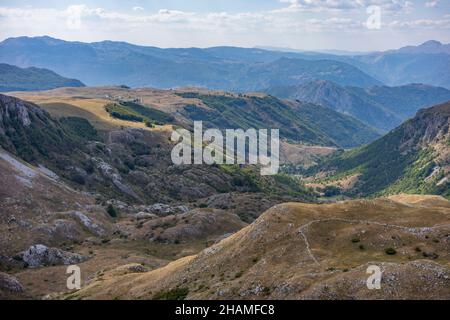 Schöner Blick auf die Umgebung des Mount Saddle im Durmitor Nationalpark in Montenegro im Herbst. Stockfoto