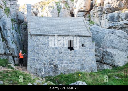 Klein, alt, Kapelle, AT, St. Govans Chapel, St. Govans, St. Govans Head, winzig, Eremiten, Zelle, neben, zu, Meer, Wasser, Küste, Küste, Küste, Küste, Pembrokeshire, West, Wales, Walisisch, GB, Großbritannien, Britisch, St. Govan's Chapel ist eine Kapelle in St. Govan's Head, Pembrokeshire im Südwesten von Wales. Das Gebäude, das in die Seite einer Kalksteinklippe eingebaut ist, misst 20 x 12 Fuß mit Wänden aus Kalkstein und besteht aus zwei Kammern, einer vorne und einer hinten. Der Großteil der Kapelle wurde im dreizehnten Jahrhundert erbaut, obwohl Teile davon noch aus dem sechsten Jahrhundert stammen können. Stockfoto