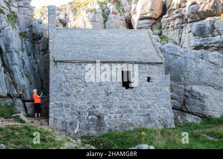 Klein, alt, Kapelle, AT, St. Govans Chapel, St. Govans, St. Govans Head, winzig, Eremiten, Zelle, neben, zu, Meer, Wasser, Küste, Küste, Küste, Küste, Pembrokeshire, West, Wales, Walisisch, GB, Großbritannien, Britisch, St. Govan's Chapel ist eine Kapelle in St. Govan's Head, Pembrokeshire im Südwesten von Wales. Das Gebäude, das in die Seite einer Kalksteinklippe eingebaut ist, misst 20 x 12 Fuß mit Wänden aus Kalkstein und besteht aus zwei Kammern, einer vorne und einer hinten. Der Großteil der Kapelle wurde im dreizehnten Jahrhundert erbaut, obwohl Teile davon noch aus dem sechsten Jahrhundert stammen können. Stockfoto