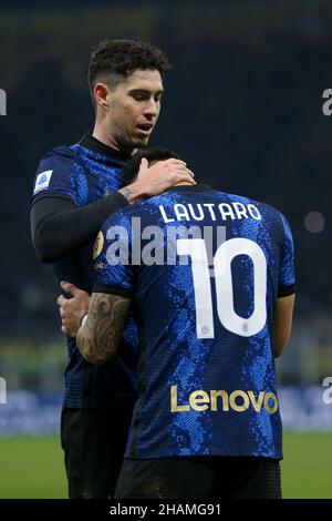 Lautaro Martinez (FC Internazionale) feiert mit Alessandro Bastoni (FC Internazionale) nach seinem vierten Tor von sideâs während des Spiels Inter - FC Internazionale gegen Cagliari Calcio, italienische Fußballserie A in Mailand, Italien, Dezember 12 2021 Stockfoto