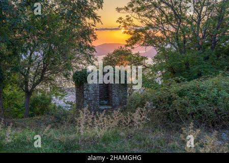 Ruinen der alten österreichisch-ungarischen Festung Vrmac, Kotor, Montenegro., Montenegro. Stockfoto