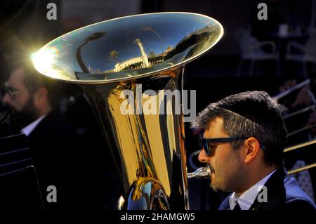 Tuba-Spieler in Brass-band Stockfoto