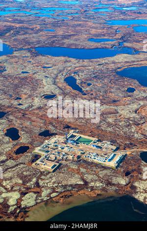 Luftaufnahme der Tundra im Herbst. Oilfield in Sumpfgebiet. Umfangreiche Gasproduktion Provinz. Bohranlage für Gas in der Region Yamal, Westsibirien. Stockfoto