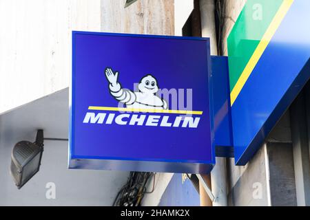 VALENCIA, SPANIEN - 09. DEZEMBER 2021: Michelin ist ein französisches multinationales Reifenhersteller-Unternehmen Stockfoto