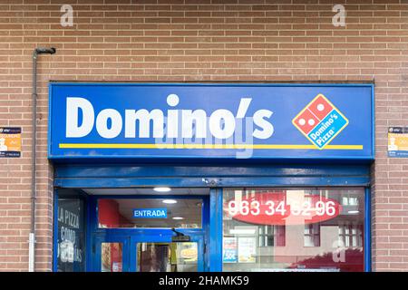 VALENCIA, SPANIEN - 09. DEZEMBER 2021: Domino's Pizza ist eine multinationale amerikanische Pizza-Restaurantkette Stockfoto
