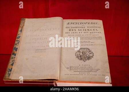 DUBAI, VEREINIGTE ARABISCHE EMIRATE - 12. Nov 2021: Eine Ausstellung des alten Buches Encyclopedia Paris of France Pavillon in Dubai Expo, Vereinigte Arabische Emirate Stockfoto