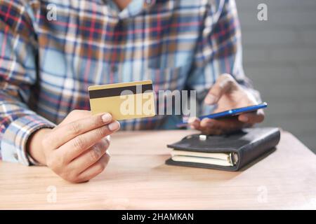 Hand halten Kreditkarte und Smartphone-Shopping online Stockfoto