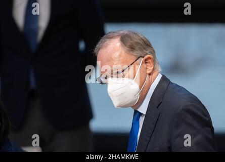 14. Dezember 2021, Niedersachsen, Hannover: Stephan weil (SPD), Ministerpräsident von Niedersachsen, steht im niedersächsischen landtag. Foto: Julian Stratenschulte/dpa Stockfoto