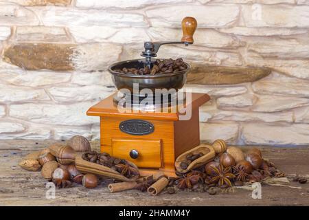 Kaffeemühle mit Kaffeebohnen und Gewürzen - Vintage-Stil Stockfoto