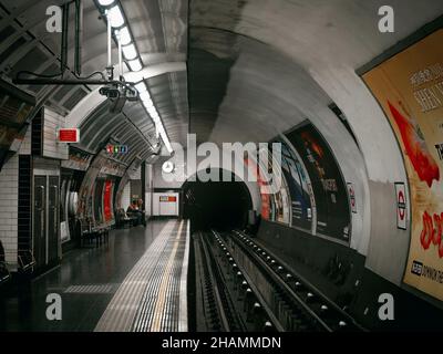 LONDON, VEREINIGTES KÖNIGREICH - 16. Dez 2020: Eine U-Bahnstation in London, England Stockfoto