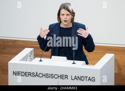 14. Dezember 2021, Niedersachsen, Hannover: Julia Willie Hamburg (Bündnis 90/die Grünen) spricht im niedersächsischen landtag über die neue Corona-Verordnung. Foto: Julian Stratenschulte/dpa Stockfoto