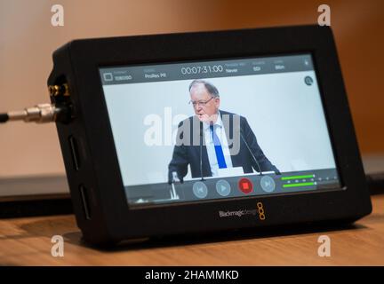 14. Dezember 2021, Niedersachsen, Hannover: Stephan weil (SPD), Ministerpräsident von Niedersachsen, ist während seiner Rede im niedersächsischen landtag über die neue Corona-Verordnung auf einem Monitor zu sehen. Foto: Julian Stratenschulte/dpa Stockfoto