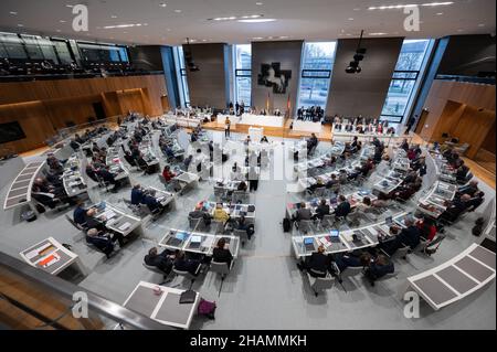 14. Dezember 2021, Niedersachsen, Hannover: Die Abgeordneten sitzen im niedersächsischen landtag. Der landtag beginnt mit den Beratungen über den Haushalt. Foto: Julian Stratenschulte/dpa Stockfoto