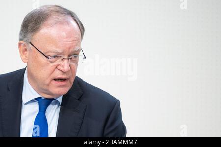 14. Dezember 2021, Niedersachsen, Hannover: Stephan weil (SPD), Ministerpräsident von Niedersachsen, spricht im niedersächsischen landtag über die neue Corona-Verordnung. Foto: Julian Stratenschulte/dpa Stockfoto