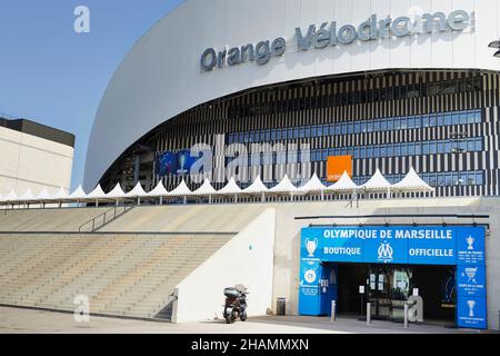 Marseille (Südostfrankreich): Stadion „Stade Velodrome“, das aus Sponsorengründen als Orange Velodrome bekannt ist. Außenansicht des offiziellen Shops von Stockfoto