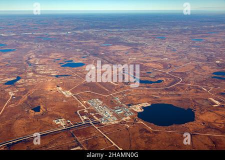 Luftaufnahme der sibirischen Tundra im Herbst. Das Oilfield in den Sumpfgebieten von Yamal. Umfangreiche GaserzeugProvinz in Westsibirien, Russland. Stockfoto