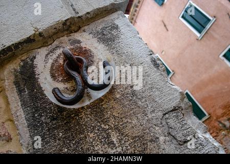 Der Anker, ein Haken, an dem in der Vergangenheit verurteilte Menschen als Strafe für ihre Verbrechen aufgehängt wurden. Venedig - Venedig Stockfoto