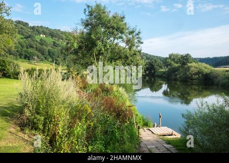 Huntsman Bridge,Huntsman Bridge Camping,Camp,Camping,site,gelegen,neben,River Wye,gelegen im Wye Valley Gebiet von außergewöhnlicher natürlicher Schönheit, befindet sich Huntsham Bridge Camping in einer atemberaubenden Lage am Ufer des Flusses Wye zwischen Goodrich und Symonds Yat. Unser Campingplatz liegt in Reichweite des Forest of Dean und vor der Haustür gibt es viel zu tun, einschließlich Kanufahren, Kajakfahren, Paddle Boarding, Wildschwimmen, Radfahren, Klettern und Wandern (Zugang zum Fluss vom Gelände). Geeignet für Zelte und kleine ‘VW’ große Wohnmobil, da es sich um einen kleinen, freundlichen Campingplatz handelt. Stockfoto