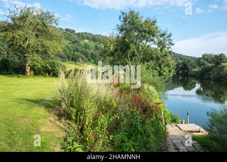 Huntsman Bridge,Huntsman Bridge Camping,Camp,Camping,site,gelegen,neben,River Wye,gelegen im Wye Valley Gebiet von außergewöhnlicher natürlicher Schönheit, befindet sich Huntsham Bridge Camping in einer atemberaubenden Lage am Ufer des Flusses Wye zwischen Goodrich und Symonds Yat. Unser Campingplatz liegt in Reichweite des Forest of Dean und vor der Haustür gibt es viel zu tun, einschließlich Kanufahren, Kajakfahren, Paddle Boarding, Wildschwimmen, Radfahren, Klettern und Wandern (Zugang zum Fluss vom Gelände). Geeignet für Zelte und kleine ‘VW’ große Wohnmobil, da es sich um einen kleinen, freundlichen Campingplatz handelt. Stockfoto